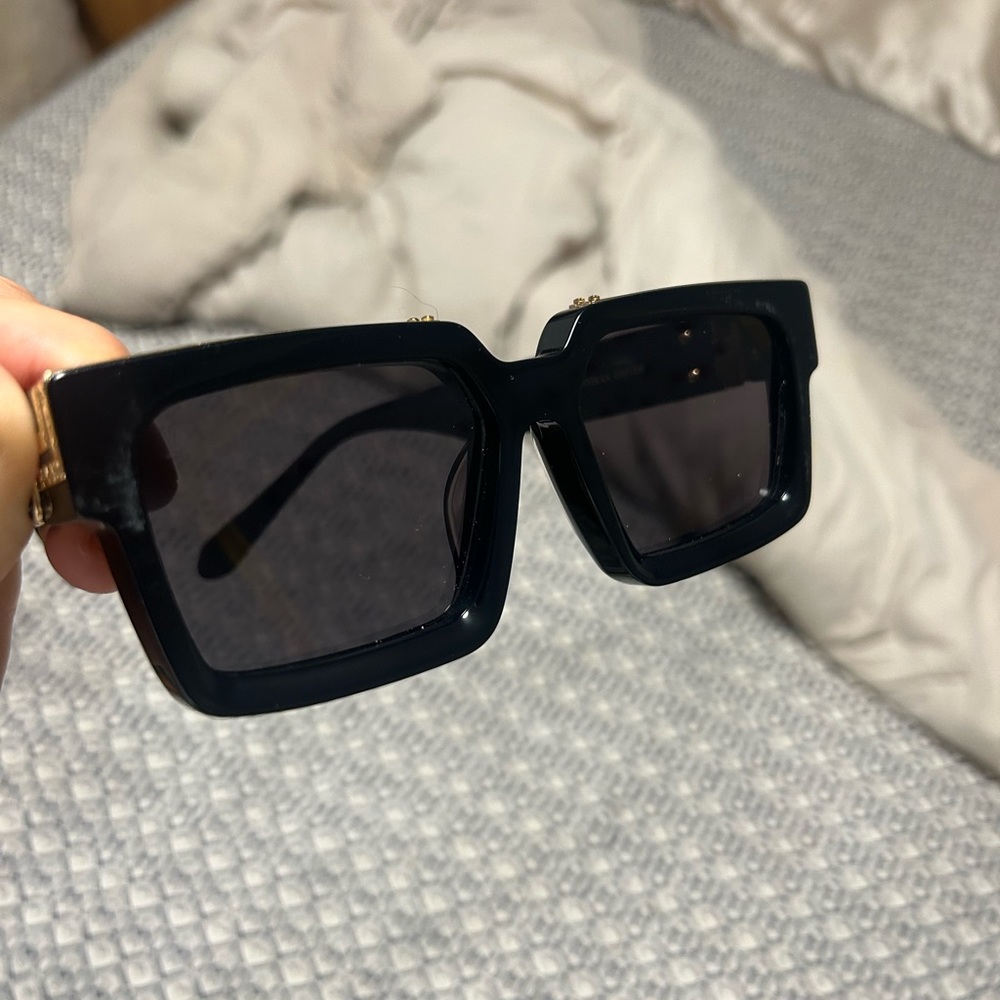 Authentic Louis Vuitton sunglasses - Picture 6 of 10